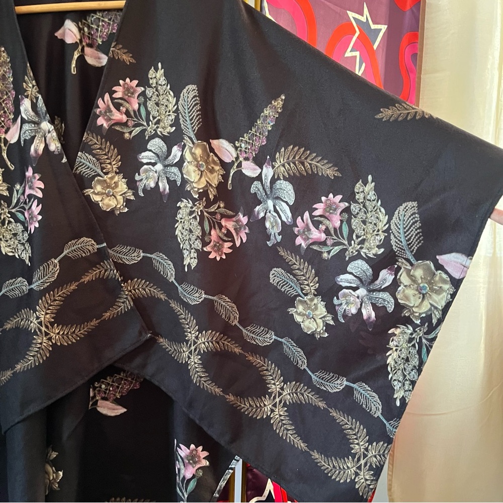 Ted Baker Soft Floral Cape Shawl Flowers Black Patterned Printed Kimono Poncho - Picture 3 of 14
